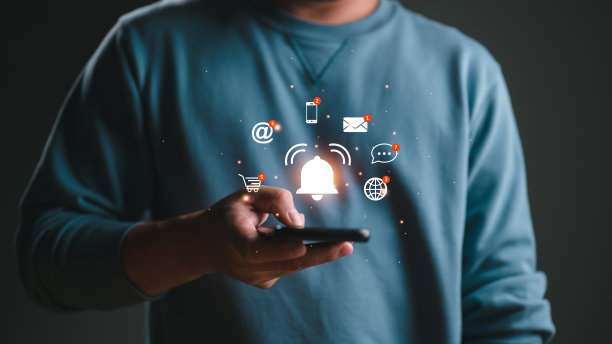 商务人士使用智能手机配合虚拟铃声进行通知提醒概念的应用，新邮件、数字营销、电子消息提醒。图片下载