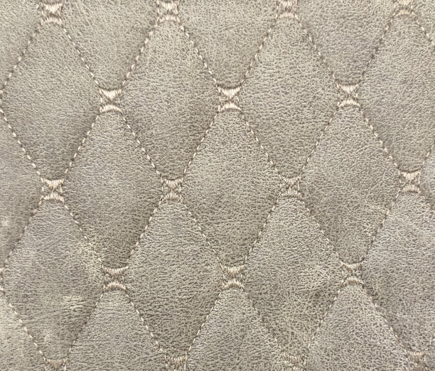 皮革质地。部分穿孔皮革细节。皮革纹理背景。质地:人造革斜缝。图片下载