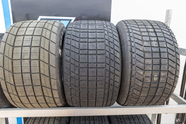 在比赛前的维修区，大型橡胶赛道轮胎的胎面花纹图片下载