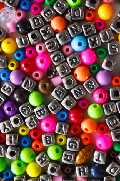 背景由不同颜色的珠子与数字和符号，平铺图片下载