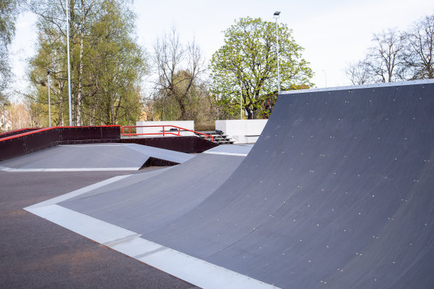 滑板坡道，一个在公园里度过休闲时光的地方。极限运动图片下载