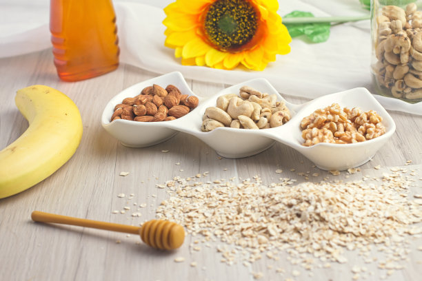 健康早餐，燕麦片，腰果和杏仁图片下载