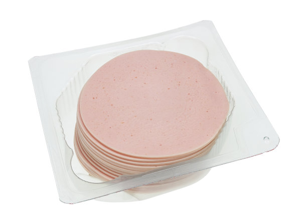 切片减肥猪肉香肠在塑料容器中隔离图片下载