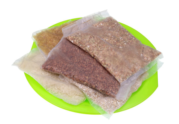 装着各种麦片粥的塑料袋被隔离在一个盘子里图片下载