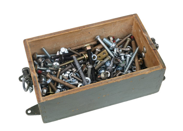 木制盒子，螺丝和螺母隔离图片下载