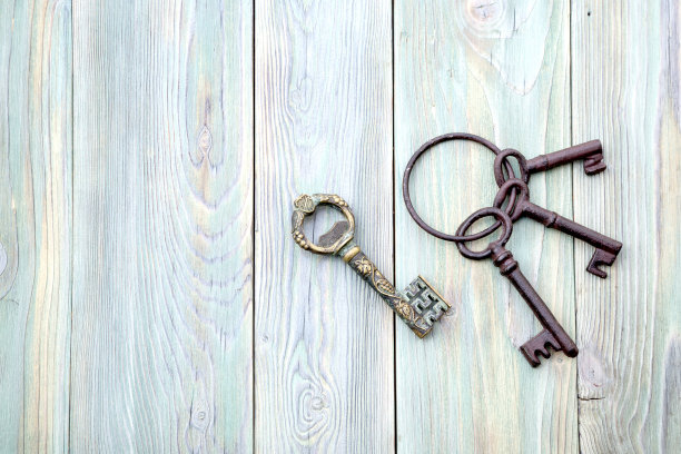 木制背景上的钥匙图片下载