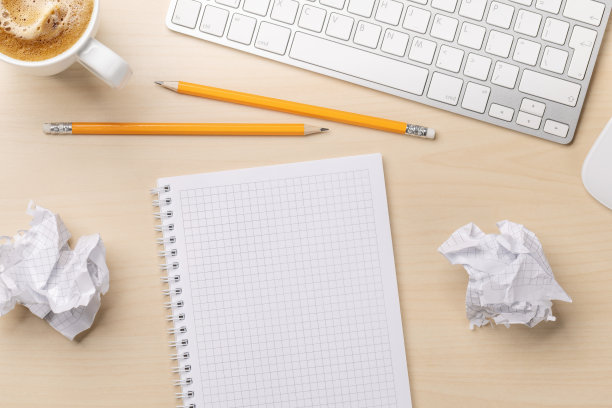 俯视图是空白的记事本、键盘、咖啡和皱巴巴的纸张图片下载