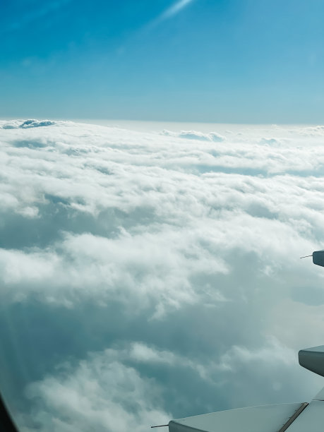 天空，云彩和阳光图片下载