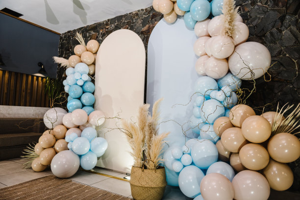 时髦的秋季装饰。婚宴。背景气球上的拱门，派对装饰。照片墙装饰空间或场所用米色、棕色和蓝色气球。庆祝洗礼的概念。生日聚会。图片下载