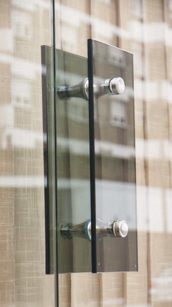 玻璃店橱窗上的门把手图片下载