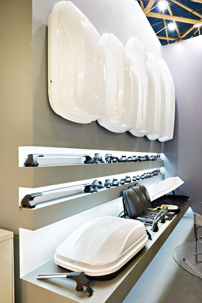 车间内的汽车顶架、轨道和紧固件图片下载