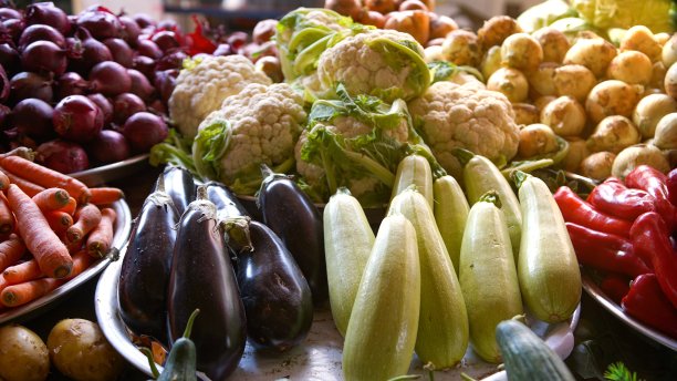 水果市场，各种色彩鲜艳的新鲜水果和蔬菜。图片下载