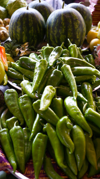 水果市场，各种色彩鲜艳的新鲜水果和蔬菜。图片下载