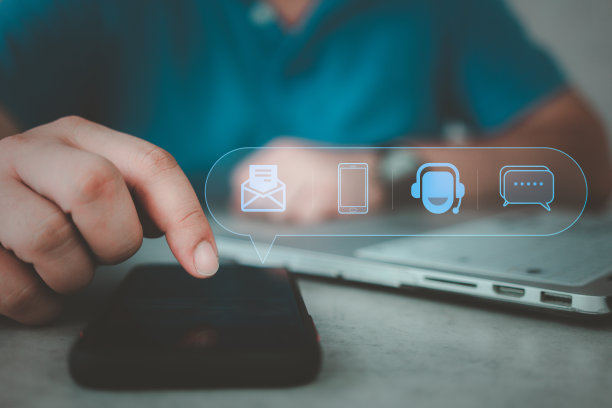 客户支持热线。男子使用智能手机的电子邮件，电话，地址和聊天信息图标。图片下载