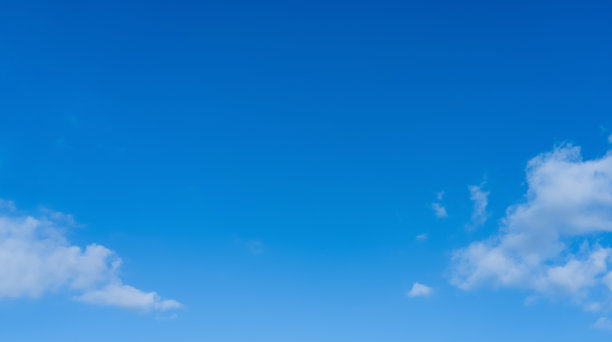 春天的蓝天和蓬松的云，晴天的夏天晴朗的天空，地平线美丽的自然环境或地球日横幅图片下载