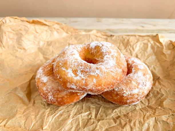 一叠甜甜圈加上糖霜图片下载