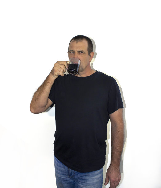 手持咖啡杯的成年男人图片下载