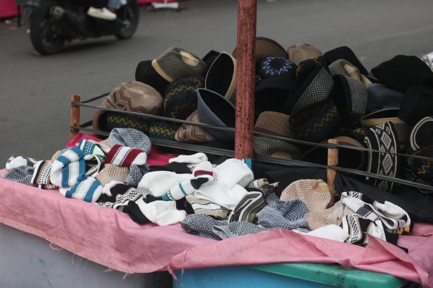 桌子上出售的帽子或小圆帽图片下载