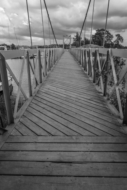 黑色和白色的天空映衬着大桥图片下载