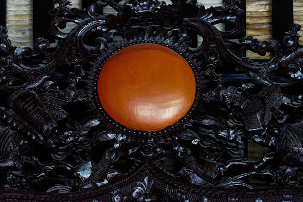 广州陈氏宗祠的红木雕刻屋顶和壁画图片下载