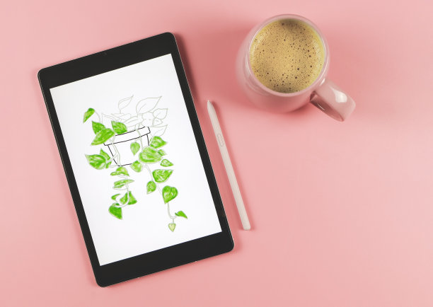 数字平板电脑的平面布局，屏幕上有水彩风格的房屋植物图片，粉红色的触控笔，孤立在粉红色的背景上。数字艺术概念。图片下载