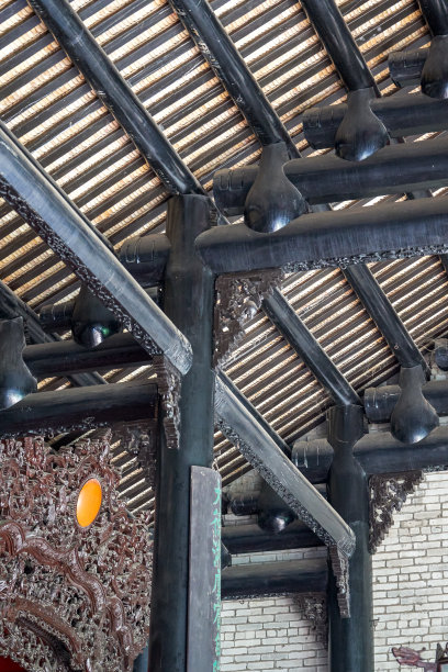 广州陈氏宗祠的红木雕刻屋顶和壁画图片下载