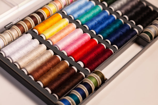 线轴上有许多五颜六色的缝纫线图片下载