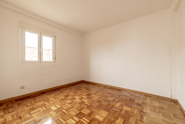 空无一人的客厅里铺着崭新的橡木格子拼花地板，墙壁刷成光滑的白色，窗户是白色的铝窗图片下载