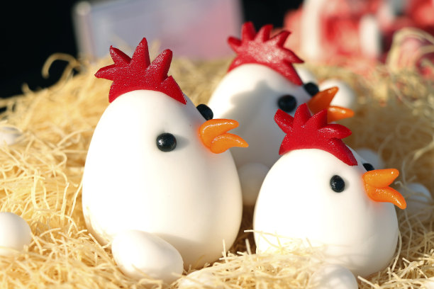 有趣的复活节杏仁糖小鸡蛋糕甜点图片下载