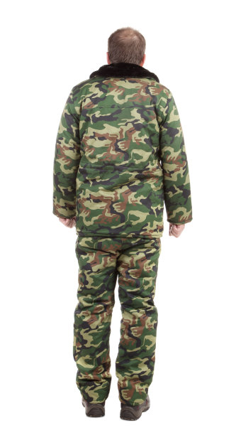 一个穿着迷彩冬装的男人。图片下载