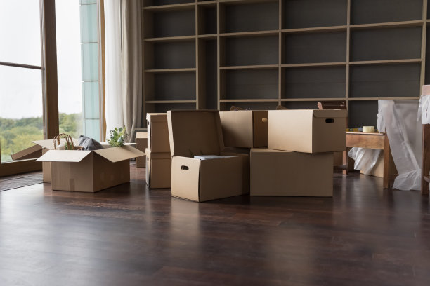 一堆堆放在地板上的移动纸盒图片下载
