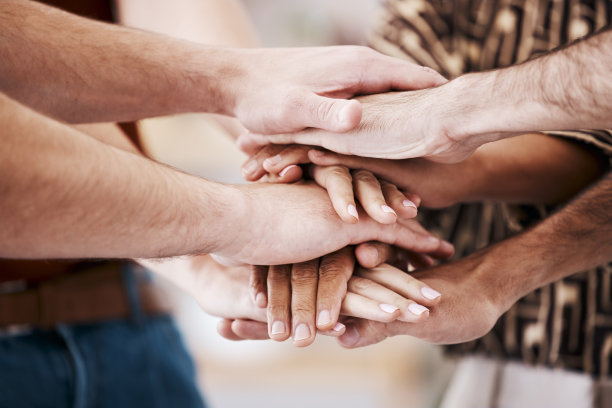 双手，团队建设和员工团队合作与商业社区的支持，多元化合作或激励在一起。企业团结，员工团结或创意创业员工合作图片下载