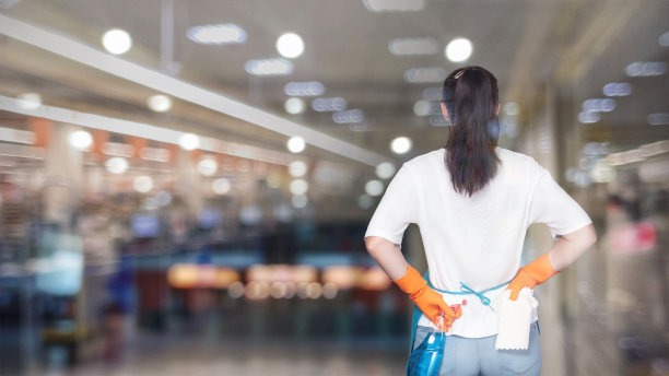 清洁女工正准备打扫房间。图片下载