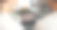 幸福的年轻亚洲夫妇坐在沙发上微笑着看着笔记本电脑屏幕，在家里与朋友进行视频通话。微笑年轻的夫妻摄像头聊天上网。图片下载