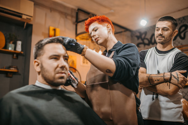 在理发店接受培训的女理发师图片下载