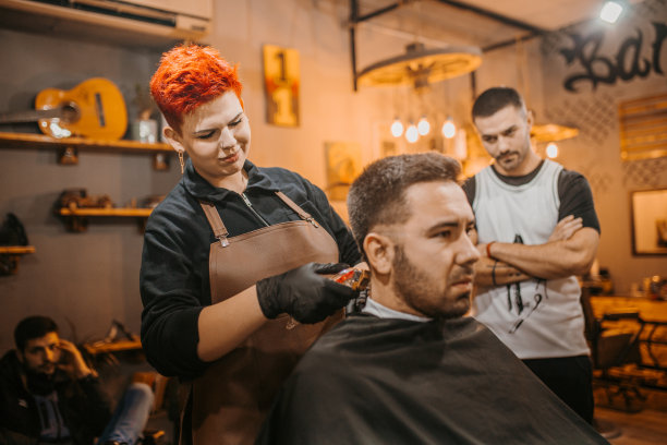 在理发店接受培训的女理发师图片下载