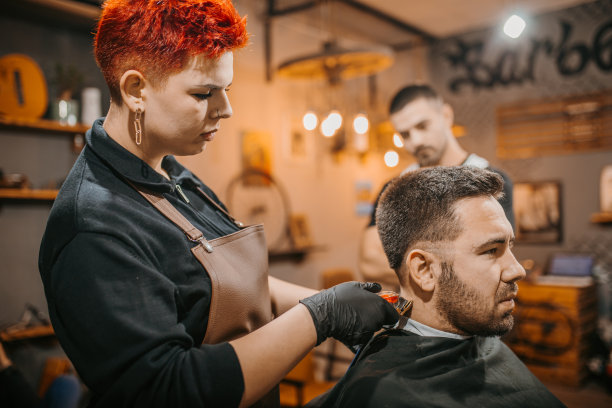 在理发店接受培训的女理发师图片下载