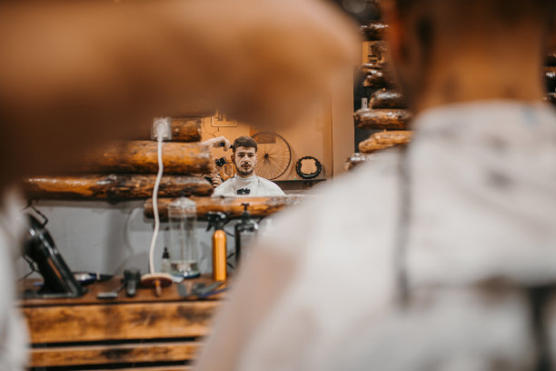 理发店里的年轻男顾客图片下载