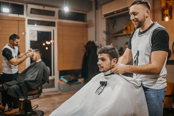 两个年轻的男性顾客在理发店里图片下载
