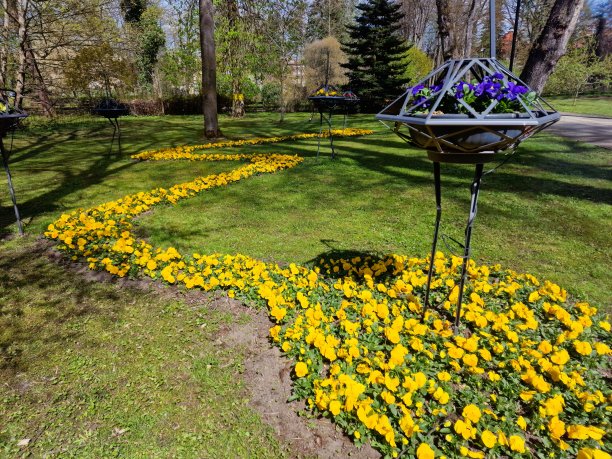 Beautiful Spa Park in Polczyn Zdrój in the spring entourage图片下载