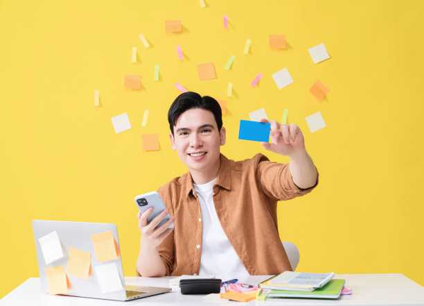 图为年轻的亚洲商人在后台工作图片下载