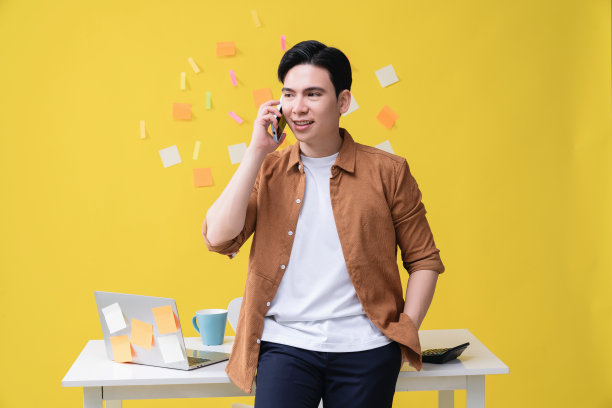 图为年轻的亚洲商人在后台工作图片下载