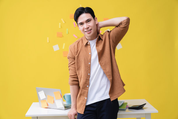 图为年轻的亚洲商人在后台工作图片下载