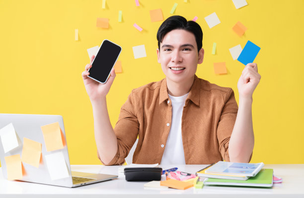 图为年轻的亚洲商人在后台工作图片下载