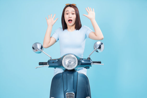 骑摩托车的年轻亚洲女子图片下载