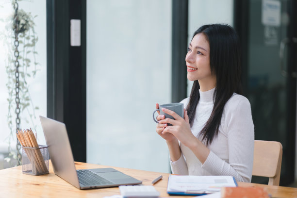 在咖啡店用笔记本电脑工作的亚洲女性，商业金融概念。图片下载