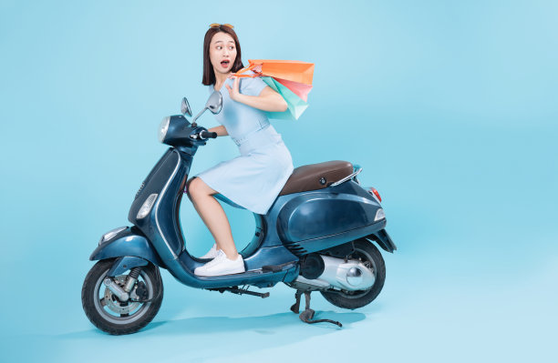 骑摩托车的年轻亚洲女子图片下载