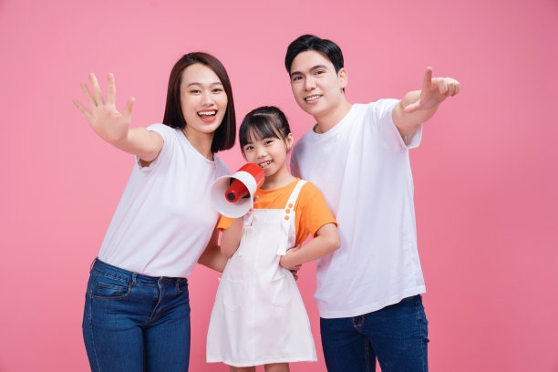 年轻的亚洲家庭背景图片下载