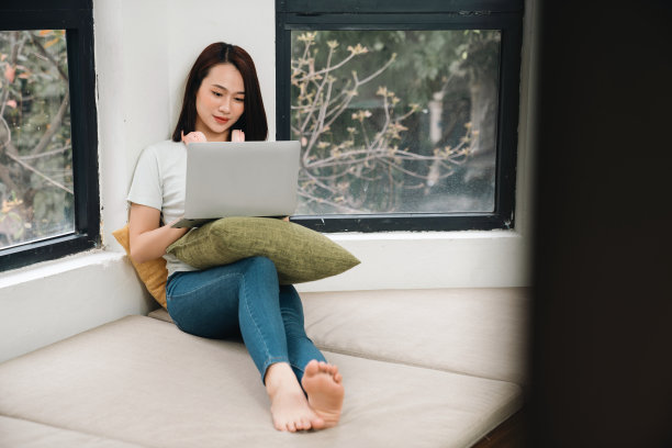 年轻的亚洲女性在家里的形象图片下载