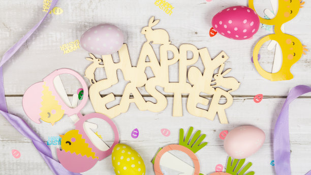 快乐的复活节背景贺卡概念文字与装饰扁平复活节彩蛋在木制背景。俯视图图片下载